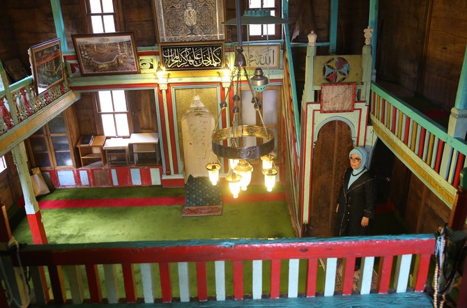 emine-erdogan-rize-hemsindeki-bilen-tepan-camiini-ziyaret-etti-(4).jpg