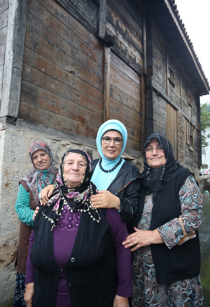 emine-erdogan-rize-hemsindeki-bilen-tepan-camiini-ziyaret-etti-(5).jpg