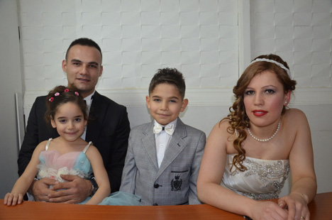 emine-volkan-kara-evliliklerinin-yil-donumunde-cocuklariyla-dugun-yaptilar-1.jpg