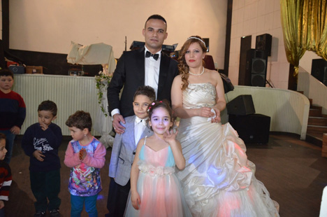 emine-volkan-kara-evliliklerinin-yil-donumunde-cocuklariyla-dugun-yaptilar-2.jpg