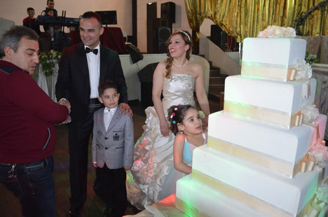 emine-volkan-kara-evliliklerinin-yil-donumunde-cocuklariyla-dugun-yaptilar-4.jpg