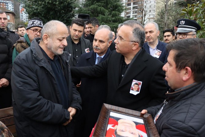emniyet-genel-muduru-mehmet-aktas-hatayda-sehit-dusen-rizeli-polis-memuru-muhammet-tarakcinin-ailesine-sehitlik-beratini-takdim-etti-1-002.jpg