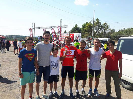 emre-yavuz-rizeli-bisikletci-turkiye-sampiyonu-oldu-1.jpg emre-yavuz-rizeli-bisikletci-turkiye-sampiyonu-oldu-1.jpg