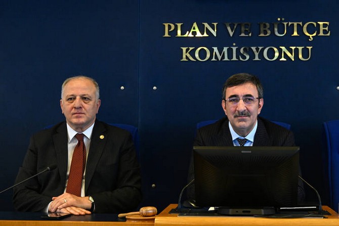 en-dusuk-emekli-maasi-ve-gecici-iscilere-kadro-duzenlemesini-iceren-teklif-tbmm-plan-ve-butce-komisyonunda-1.jpg