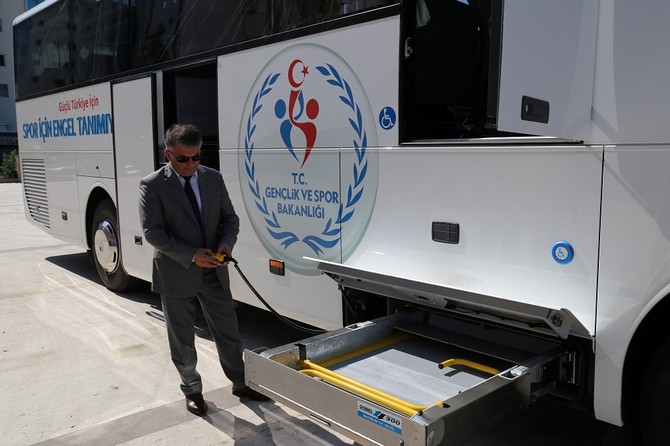 engelli-sporcu-otobusu-rize-genclik-hizmetleri-ve-spor-il-mudurlugune-teslim-edildi-(2).jpg