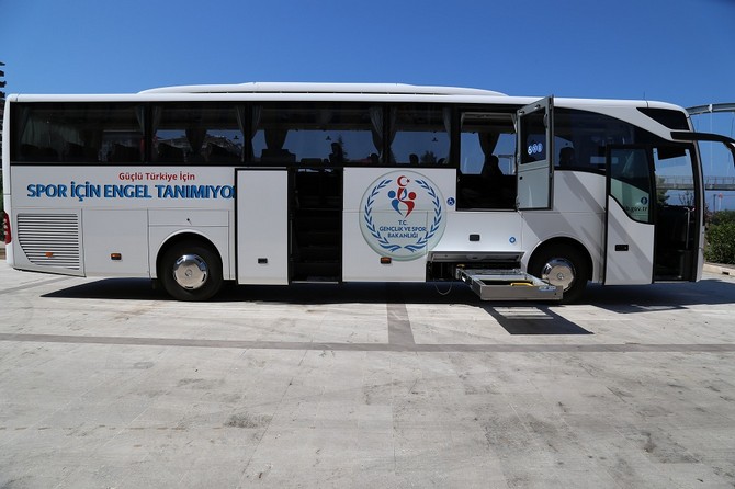engelli-sporcu-otobusu-rize-genclik-hizmetleri-ve-spor-il-mudurlugune-teslim-edildi-(3).jpg
