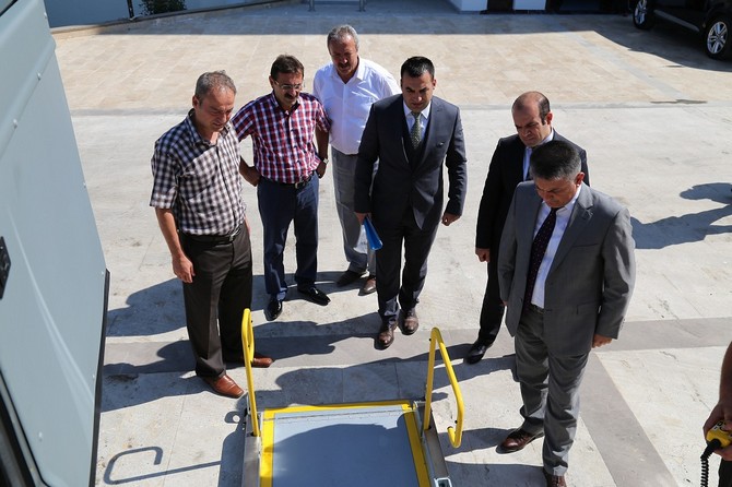 engelli-sporcu-otobusu-rize-genclik-hizmetleri-ve-spor-il-mudurlugune-teslim-edildi-(4).jpg