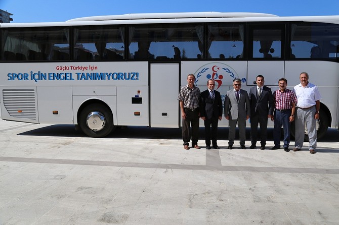 engelli-sporcu-otobusu-rize-genclik-hizmetleri-ve-spor-il-mudurlugune-teslim-edildi-(5).jpg