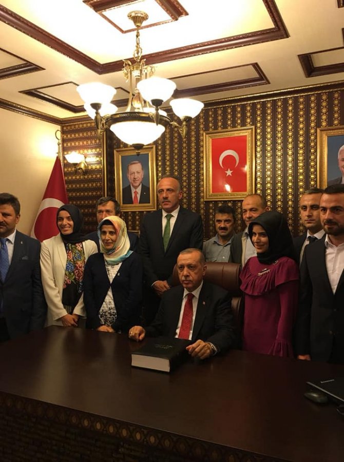 erdogan,-ak-parti-guneysu-ilce-baskanligini-ziyaret-etti-(3).jpg
