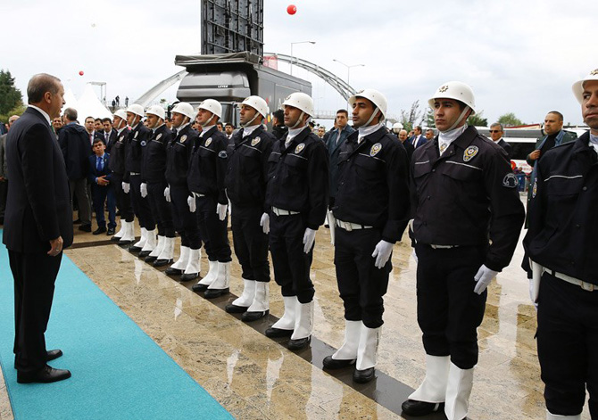 erdogan,-polis-mangasini-selamladi.jpg erdogan,-polis-mangasini-selamladi.jpg