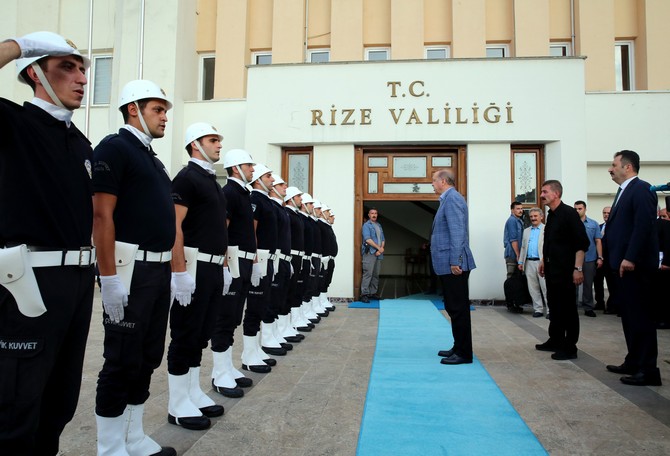 erdogan,-rize-valiligini-ziyaret-etti-(2).jpg