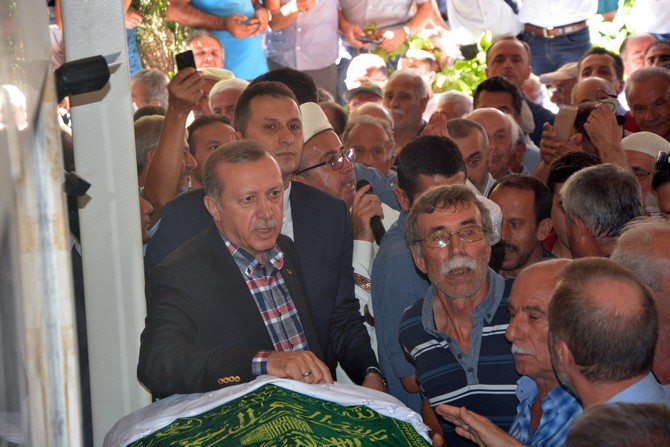 erdogan,-ziya-ilgenin-annesinin-cenazesine-katildi-(4).jpg