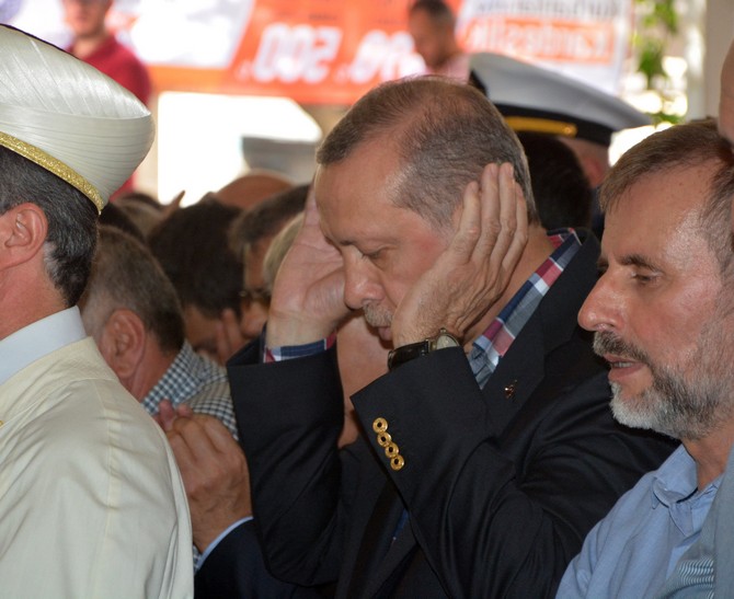 erdogan,-ziya-ilgenin-annesinin-cenazesine-katildi-(7).jpg