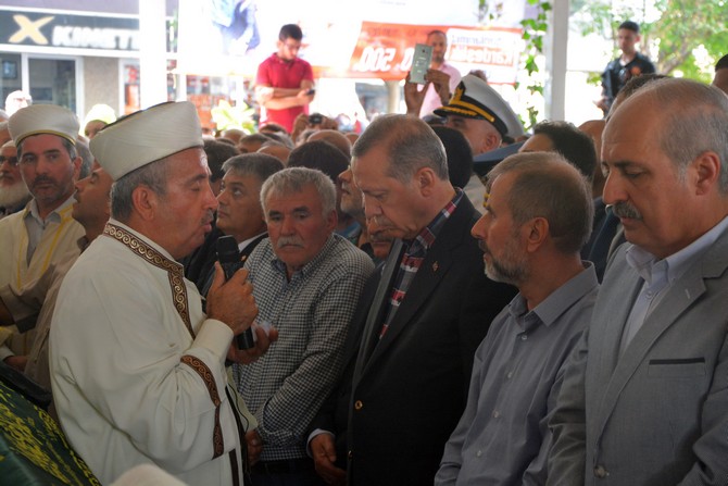 erdogan,-ziya-ilgenin-annesinin-cenazesine-katildi-(9).jpg