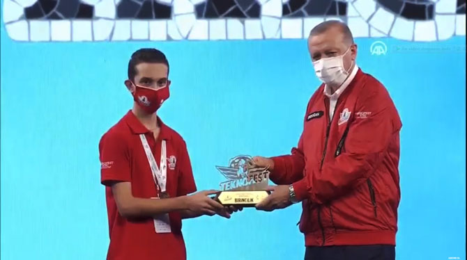 erdogan-hasan-kemal-yardimci-mesleki-ve-teknik-anadolu-lisesi-goshawk-side-(atmaca-tarafi)-takimina-birincilik-odulunu-verdi.jpg