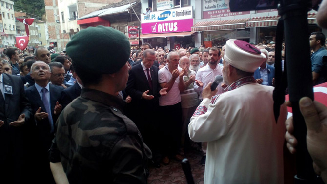 erdogan-sehit-ahmet-camurun-cenazesine-katildi.jpg