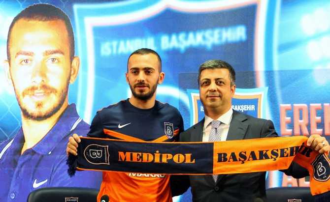 eren-albayrak-basaksehire-imzayi-atti-(4).jpg