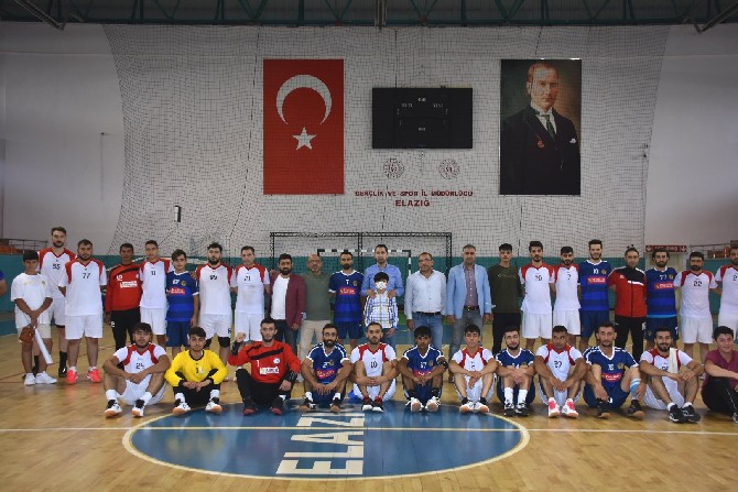 erkekler-hentbol-bolgesel-lig-takimlarindan-rize-belediyesi-genclik-ve-spor-kulubu-sampiyon-olarak-ikinci-lige-yukseldi-6.jpg