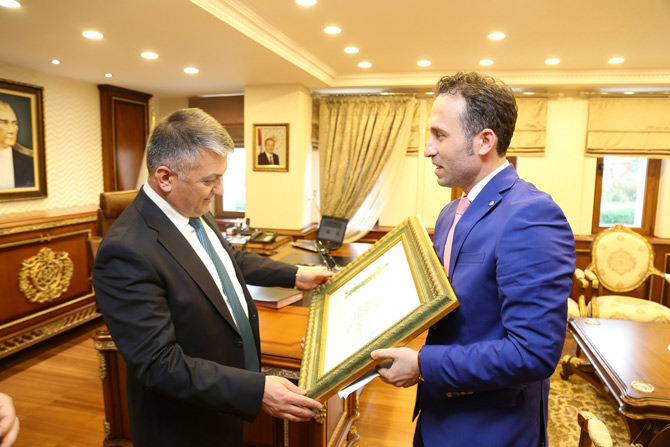 ersin-yazici’ya-resfebe-calismasi-hediye-edildi-1.jpg ersin-yazici’ya-resfebe-calismasi-hediye-edildi-1.jpg