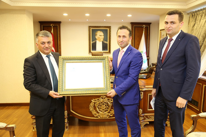 ersin-yazici’ya-resfebe-calismasi-hediye-edildi-2.jpg ersin-yazici’ya-resfebe-calismasi-hediye-edildi-2.jpg