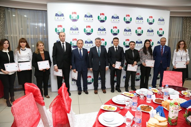ersin-yazici,-kent-merkezi-ve-ilcelerde-gorev-yapan-basarili-ogretmenlere-basari-belgesi-verdi-(1).jpg