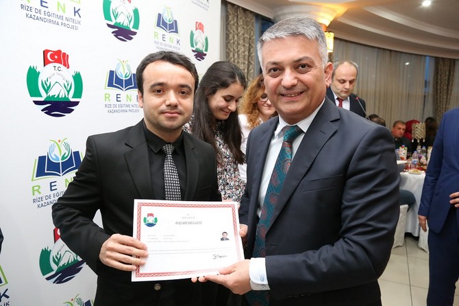 ersin-yazici,-kent-merkezi-ve-ilcelerde-gorev-yapan-basarili-ogretmenlere-basari-belgesi-verdi-(6).jpg
