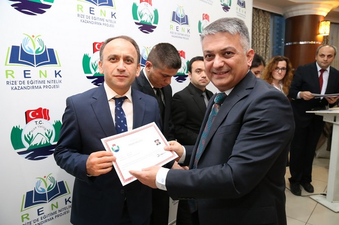 ersin-yazici,-kent-merkezi-ve-ilcelerde-gorev-yapan-basarili-ogretmenlere-basari-belgesi-verdi-(7).jpg
