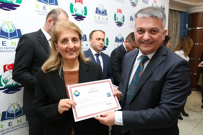 ersin-yazici,-kent-merkezi-ve-ilcelerde-gorev-yapan-basarili-ogretmenlere-basari-belgesi-verdi-(8).jpg