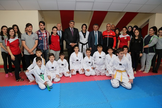 ersin-yazici,-pazar-mehmet-akif-pirim-kapali-spor-salonu-ile-cayeli-genclik-merkezini-ziyaret-etti-(7).jpg