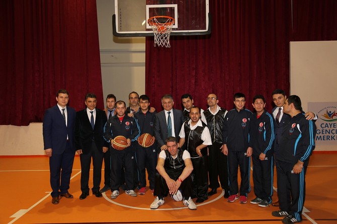 ersin-yazici,-pazar-mehmet-akif-pirim-kapali-spor-salonu-ile-cayeli-genclik-merkezini-ziyaret-etti-(8).jpg