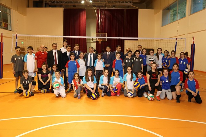 ersin-yazici,-pazar-mehmet-akif-pirim-kapali-spor-salonu-ile-cayeli-genclik-merkezini-ziyaret-etti-(9).jpg