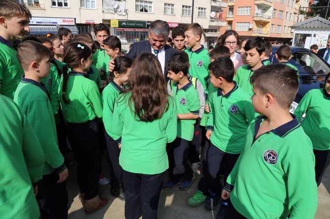 ersin-yazici,-renk-projesi-kapsaminda-mehmet-akif-ersoy-ortaokulunu-ziyaret-etti-(3).jpg