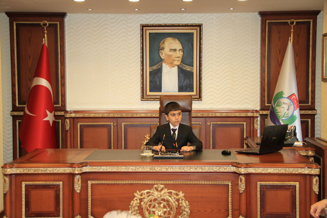 ersin-yazici,-valilik-koltugunu-ogrenci-yigitcan-tanis’e-teslim-etti-1.jpg ersin-yazici,-valilik-koltugunu-ogrenci-yigitcan-tanis’e-teslim-etti-1.jpg