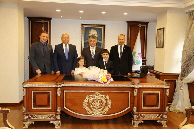 ersin-yazici,-valilik-koltugunu-ogrenci-yigitcan-tanis’e-teslim-etti-3.jpg ersin-yazici,-valilik-koltugunu-ogrenci-yigitcan-tanis’e-teslim-etti-3.jpg