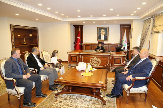 ersin-yazici,-valilik-koltugunu-ogrenci-yigitcan-tanis’e-teslim-etti-4.jpg ersin-yazici,-valilik-koltugunu-ogrenci-yigitcan-tanis’e-teslim-etti-4.jpg