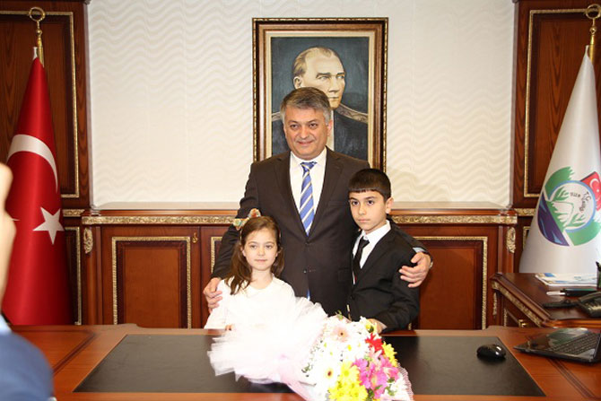 ersin-yazici,-valilik-koltugunu-ogrenci-yigitcan-tanis’e-teslim-etti-5.jpg ersin-yazici,-valilik-koltugunu-ogrenci-yigitcan-tanis’e-teslim-etti-5.jpg