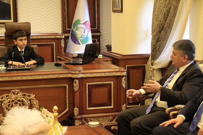 ersin-yazici,-valilik-koltugunu-ogrenci-yigitcan-tanis’e-teslim-etti-6.jpg ersin-yazici,-valilik-koltugunu-ogrenci-yigitcan-tanis’e-teslim-etti-6.jpg