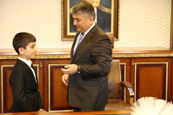 ersin-yazici,-valilik-koltugunu-ogrenci-yigitcan-tanis’e-teslim-etti-7.jpg ersin-yazici,-valilik-koltugunu-ogrenci-yigitcan-tanis’e-teslim-etti-7.jpg