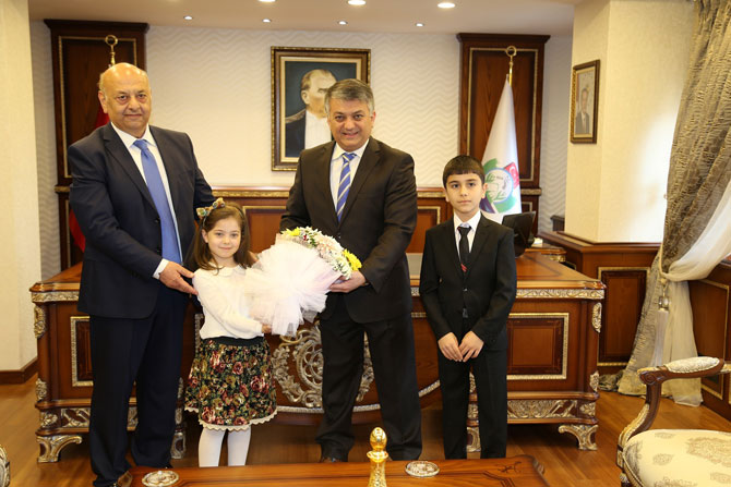 ersin-yazici,-valilik-koltugunu-ogrenci-yigitcan-tanis’e-teslim-etti-8.jpg ersin-yazici,-valilik-koltugunu-ogrenci-yigitcan-tanis’e-teslim-etti-8.jpg