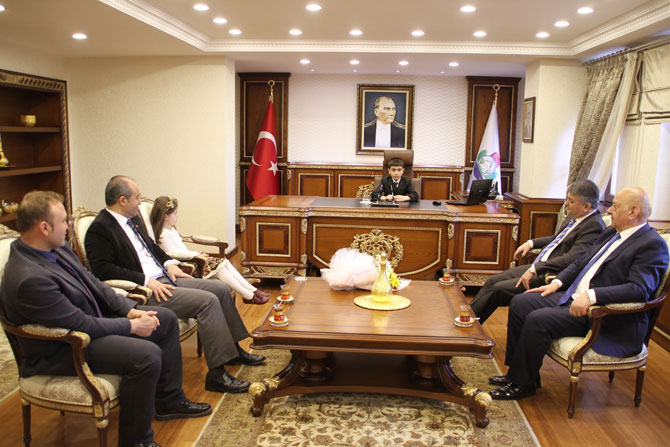 ersin-yazici,-valilik-koltugunu-ogrenci-yigitcan-tanis’e-teslim-etti-9.jpg ersin-yazici,-valilik-koltugunu-ogrenci-yigitcan-tanis’e-teslim-etti-9.jpg