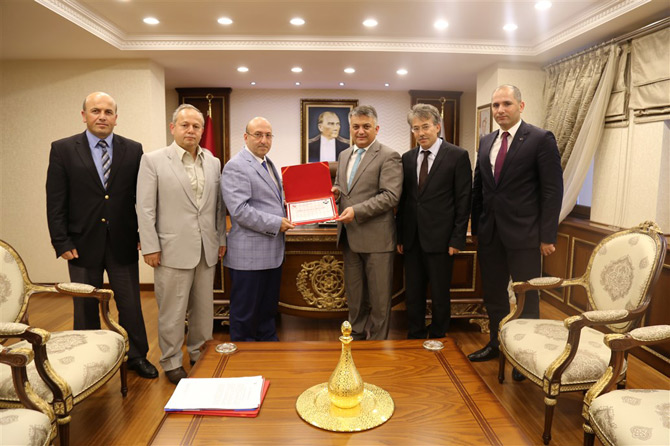 ersin-yazici-erisilebilirlik-belgesi-takdiminde-bulundu2.jpg ersin-yazici-erisilebilirlik-belgesi-takdiminde-bulundu2.jpg