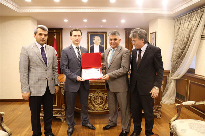 ersin-yazici-erisilebilirlik-belgesi-takdiminde-bulundu3.jpg ersin-yazici-erisilebilirlik-belgesi-takdiminde-bulundu3.jpg