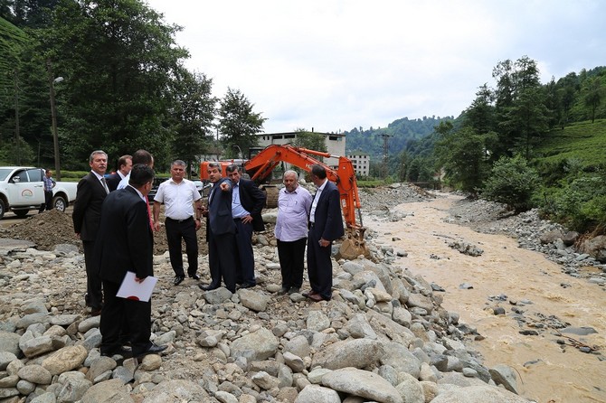 ersin-yazici-guneysu-ve-muradiyede-sel-bolgelerinde-incelemede-(3).jpg