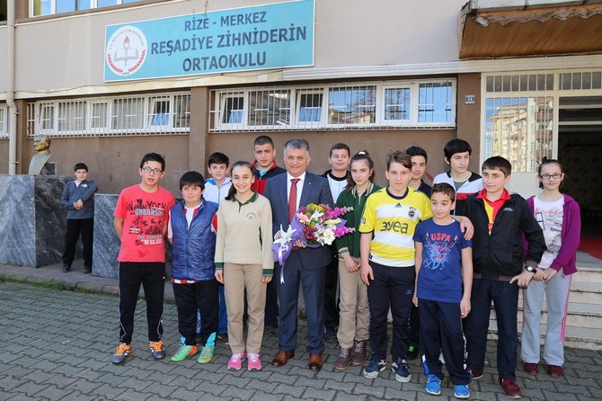 ersin-yazici-resadiye-zihni-derin-ortaokulunu-ziyaret-etti-(1).jpg