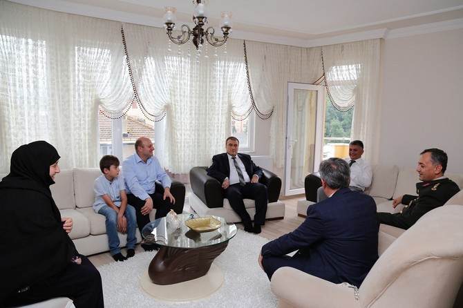ersin-yazici-sehit-ailelerini-ziyaret-etti-(5).jpg