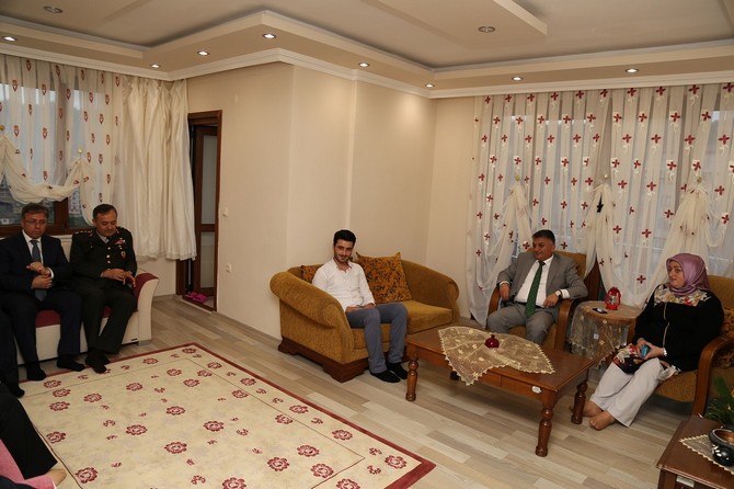 ersin-yazici-sehit-ailelerini-ziyaret-etti-(7).jpg