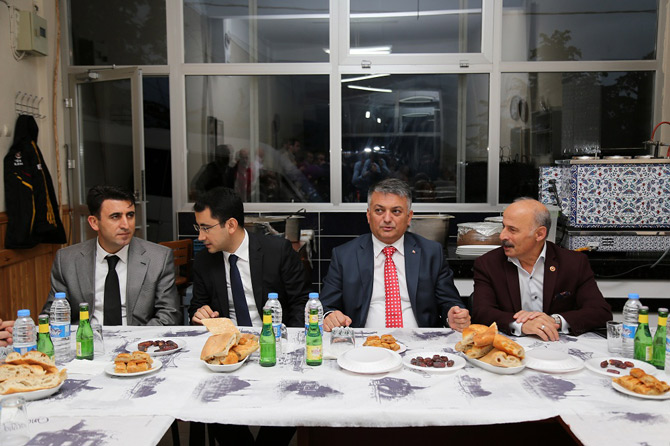 ersin-yazici-yolbasi-koyunde-iftarda-3.jpg