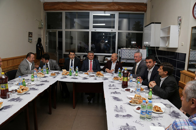 ersin-yazici-yolbasi-koyunde-iftarda-4.jpg
