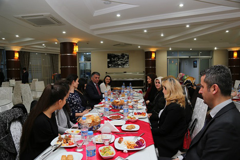 ersin-yazicidan-ogretmenlere-yemek-3.jpg ersin-yazicidan-ogretmenlere-yemek-3.jpg