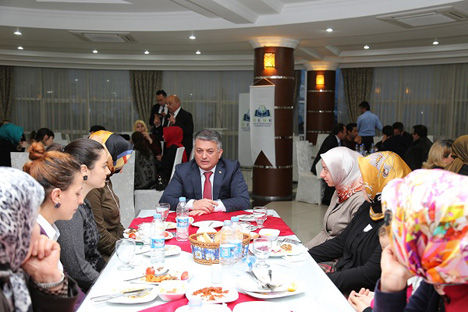 ersin-yazicidan-ogretmenlere-yemek-4.jpg ersin-yazicidan-ogretmenlere-yemek-4.jpg